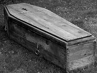 Что делать, если вас заживо закопали в гробу?