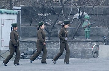 Теперь северокорейские пограничницы рассекают на высоких каблуках