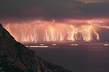 Эти 70 молний были запечатлены во время шторма на острове Икария. Фото сделано с выдержкой.