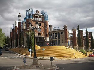 В Мадриде строят собор из мусора