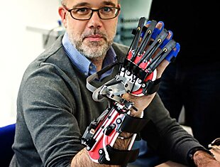 Роботизированная перчатка и игра помогут вернуть пациентам контроль над их руками
