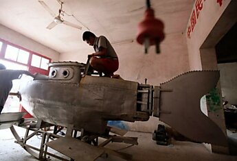 Китайский крестьянин сделал миниатюрную подводную лодку