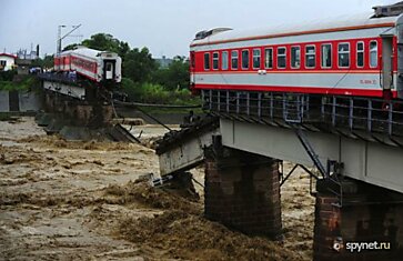 В Китае поезд с пассажирами рухнул в реку (8 фото)