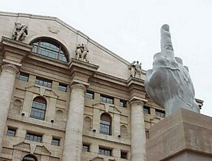 Скандальная скульптура среднего пальца