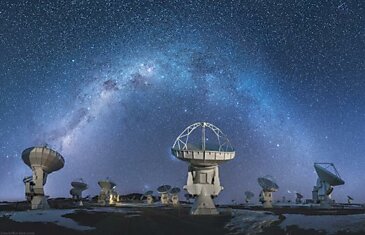 Радуга из звёзд: Млечный Путь над самым крупным солончаком в мире