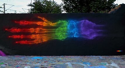 Стрит-арт «X-Rainbows»