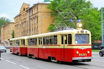 Парень в трамвае решил воспользоваться Гуглом. Но тут бабушка решила вмешаться в процесс!