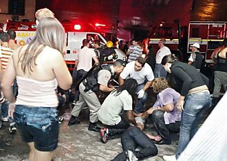 Пожар в ночном клубе Бразилии унес жизни 245 человек (13 фотографий + видео)
