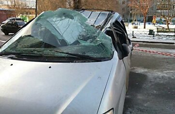 В Красноярске на авто упала 250-килограммовая плита
