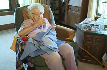 Эта 99-летняя бабушка каждый день шьет платья для нуждающихся детей