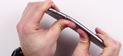 Владельцы IPhone 6 жалуются, что новинку можно деформировать без особых усилий.