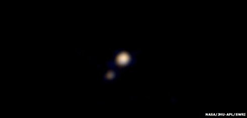 Зонд New Horizons прислал цветные снимки Плутона и Харона