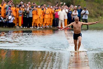 Монах пробежал по воде немыслимые 125 метров и установил мировой рекорд