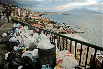 Неаполь стал самой настоящей мусорной свалкой