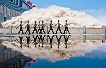 Фотограф Сяо Ю ( Xiao Yijiu) запечатлел китайских солдат, марширующих вдоль крупнейшей в мире ГЭС «Три ущелья», расположенной на реке Янцзы