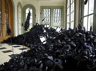 Темные оазисы: необычные инсталляции из бумаги и зеркал