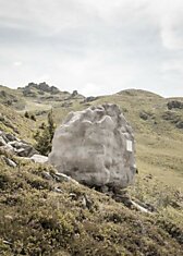 Деревянный домик внутри валуна