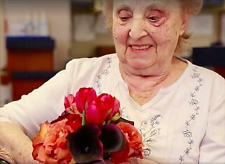 Флорист делает букеты из цветов, оставшихся после свадеб, и дарит их пожилым людям