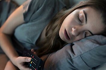 Почему засыпать перед телевизором — дурная затея