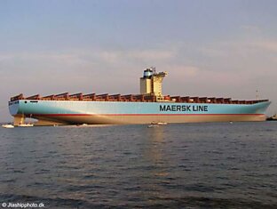 Крупнейший в мире контейнеровоз Emma Maersk (22 фото)