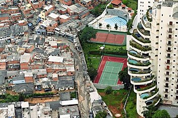 Граница между богачами и беднотой (8 фото)