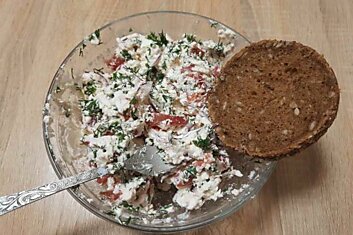 Из Крыма привезли красный ялтинский лук, готовлю свежий салат даже ночью