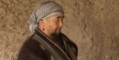Казахская женщина говорит, что её 20-сантиметровая борода — залог счастливого брака