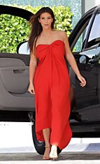 Ким Кардашян в легком платье в Майами (5 фотографий)