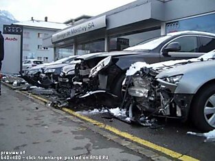 18-летний парень на Renault Kangoo не справился с управлением и разбил 5 новых автомобилей Audi.