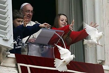 Папа Римский неудачно выпустил "голубей мира"