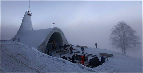 В Германии строят церковь из снега и льда