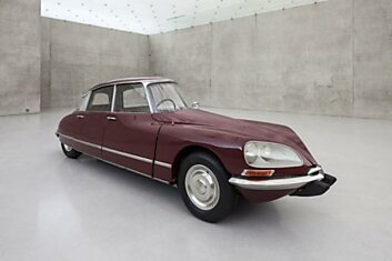 Сплющенный двухместный Citro&#235;n DS