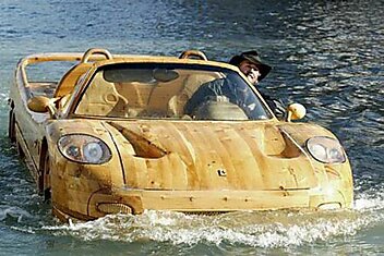 По Венеции плавают автомобили из дерева (6 фото)