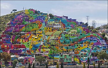 Радужная роспись домов в Мексике
