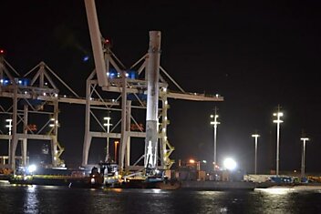Вернувшуюся ступень космического корабля Falcon 9 благополучно доставили в порт