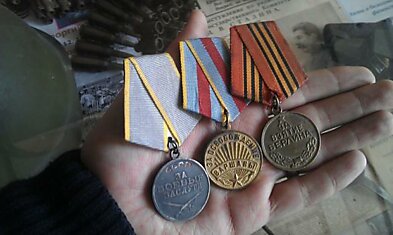 Ветеран принес свои медали в музей