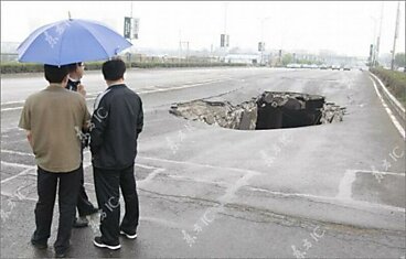 Грузовик улетел с моста (11 фотографий)