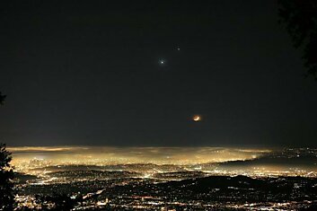 Луна, Венера и Юпитер над ночным Лос-Анджелесом.