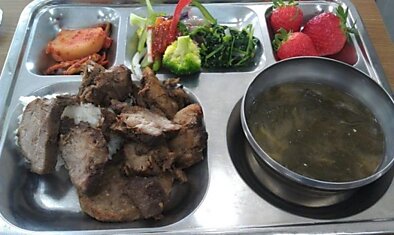 Как выглядит обед в частной школе в Южной Корее (8 фото)