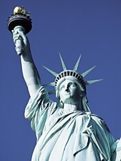 80% американских детей считают, что статуя Cвободы держит в руках мороженое-рожок из макдональдса.