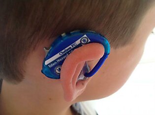 Ее сын стеснялся носить слуховой аппарат. Но это вдохновило ее на отличную идею!