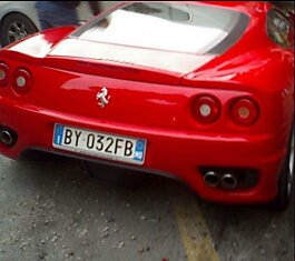 Водитель Ferrari запарковал свою тачку