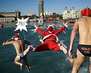 Парень в костюме Санта-Клауса прыгает в воду