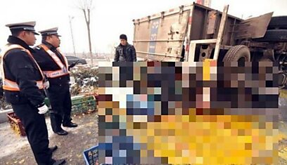 Авария грузовика с яйцами в Китае
