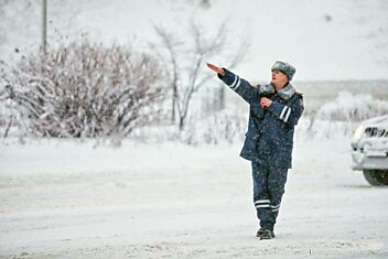 Фотография танцующего полицейского.