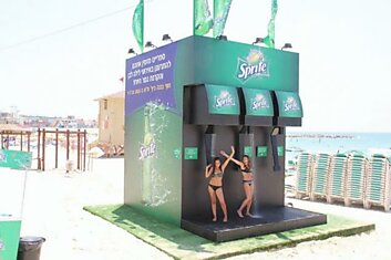 Бразильские пляжи предлагают освежиться под душем из "газировки"