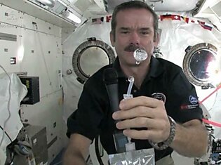 Процедура мытья рук в космосе (2 фото + 1 видео)