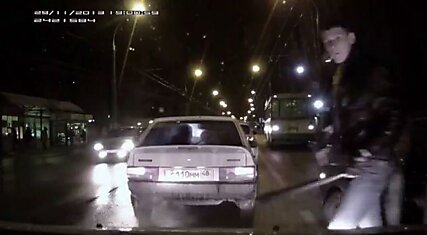 В Липецке три отмороженных идиота обиделись на посигналившего водителя