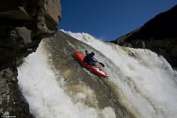 Скоростной спуск с водопада на каноэ