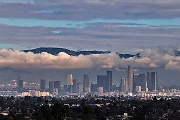 Лос-Анджелес во время сильной облачности на фоне гор Сан-Габриель.